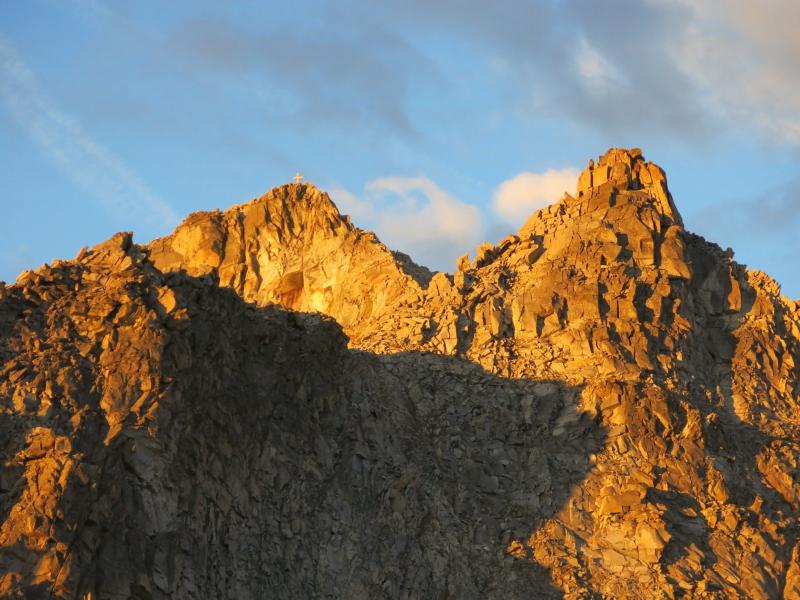 la punta Giovanni Paolo II con la croce di granito