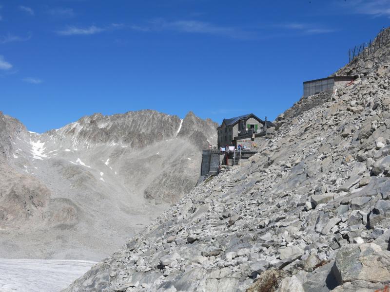 il rifugio Ai Caduti dell'Adamello