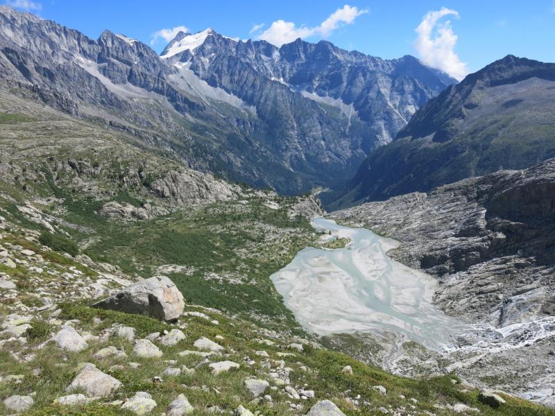 il lago Nuovo e la Presanella lungo il sentiero verso la vedretta del Mandrone