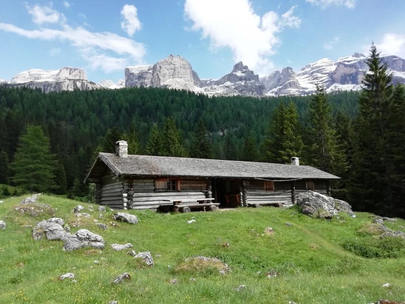 Malga_Vallesinella_Mountain_Friends