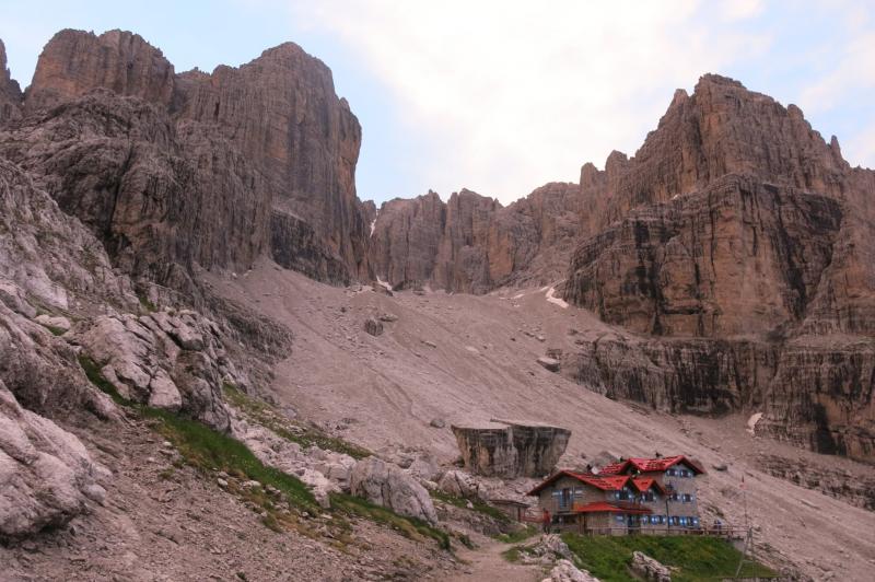 il rifugio Agostini con la cima d'Ambiez