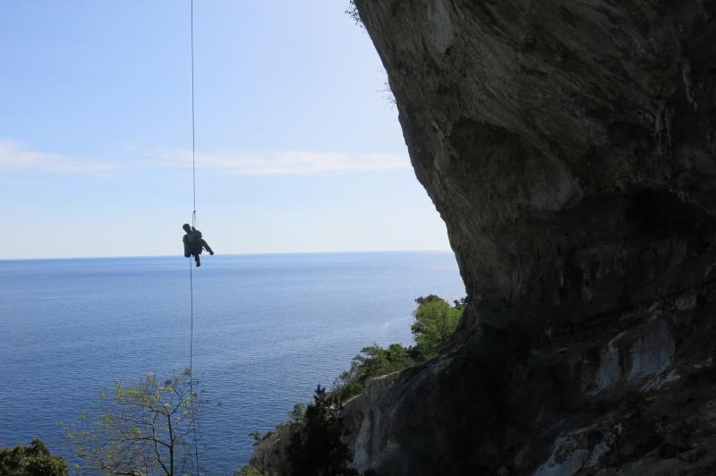 una calata a picco sul mare